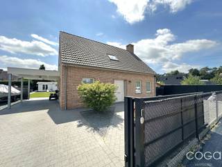 Recente woning op mooie locatie in rustige doodlopende straat van een residentiële verkaveling! Het mooie perceel heeft een oppervlakte van 854m²,...