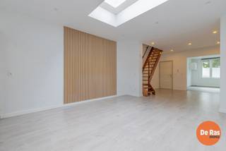EERSTE KIJKDAG VR. 29/05/26 VAN 16U TOT 18U (op afspraak 053/60.65.60) <br />GRIMBERGEN - Volledig gerenoveerde woning op een uitstekende, rustige en natuurrijke ligging aan de vaart, gelegen in een doodlopende straat. Deze instapklare woning combineert charme, comfort en een praktische indeling en is bovendien ook perfect als investering.<br /><br />Op het gelijkvloers bevindt zich de keuken aan de straatzijde met aansluitend de gezellige leefruimte. Verder is er een apart toilet met wastafel aanwezig en zijn de aansluitingen reeds voorzien voor het creëren van een extra douchekamer.<br /><br />De eerste verdieping beschikt over een ruime slaapkamer en een volledig gerenoveerde badkamer. Op de tweede verdieping bevinden zich nog twee slaapkamers.<br /><br />De woning is asbestvrij, de elektrische installatie is conform en er geldt geen renovatieverplichting. De EPC-score kan bovendien eenvoudig verder geoptimaliseerd worden door het plaatsen van warmtepompen.<br /><br />Dankzij de rustige ligging en de volledige renovatie is dit de ideale woning voor wie op zoek is naar comfortabel wonen in een aangename omgeving. De woning beschikt niet over een tuin of koer.<br /><br />De vermelde prijs is een richtprijs. Na ontvangst van de biedingen zal de verkoper beslissen of hij/zij de eigendom verkoopt aan het beste bod. De richtprijs is aldus niet bindend voor de verkoper.