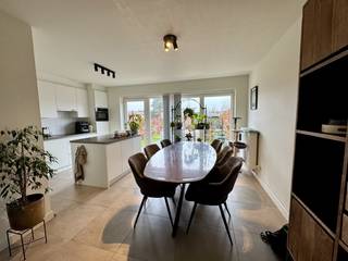 --vrij vanaf 01/06/2026--  Deze nieuwbouwwoning werd opgetrokken in 2021 in een rustige nieuwe woonwijk pal in het dorpscentrum van...