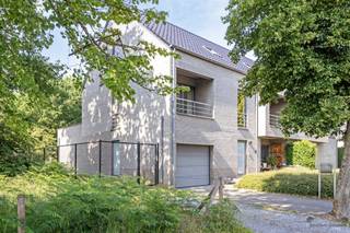 APPARTEMENT MODERNE AU REZ-DE-CHAUSSÉE AVEC TERRASSE ENSOLEILLÉE, GARAGE ET VUE SUR LA VERDURE À ZONHOVENCet appartementprêt à l'emploi situé au cœur...