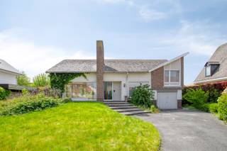 Deze woning in authentieke jaren '60-stijl biedt een prachtig renovatieproject met veel potentieel.De indeling is functioneel en ruim opgezet, met...