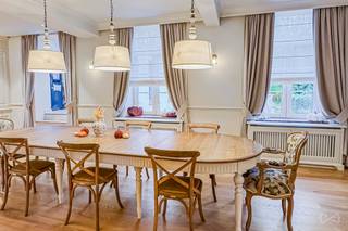 <span>Volledige presentatie met plattegronden en dynamische video: https://weinvest.be/fr-BE/property/for-sale/orp-le-grand/house/58305 Zodra u de drempel overgaat, straalt deze uitzonderlijke woning van 400 m² een gevoel van welzijn en elegantie uit. Gelegen in het hart van het dorp Orp-Le-Grand, biedt het prachtige, lichte ruimtes waarin elk detail is bedacht om comfort en verfijning te combineren. De leefruimtes zijn ruim, uitnodigend en perfect in balans. U vindt er een woonkamer, eetkamer, volledig uitgeruste keuken, wasruimte en kantoor. De 5 slaapkamers, allemaal ruim, waaronder een ouderlijke suite van meer dan 120 m², en de 3 badkamers creëren een ideale omgeving voor een gezin of om met gemak gasten te ontvangen. De tuin is de ideale plek voor uw kinderen, maar ook om te ontspannen met het verwarmde zwembad en de speelplek voor kinderen. Het biedt toegang tot de kelders onder het hele huis.</span>