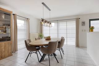 Ontdek deze instapklare woning, perfect gelegen in het pittoreske Maarke-Kerkem, aan de voormalige kerk. De ligging is ideaal: u geniet van de rust...