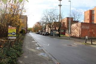 Zeer gunstig en centraal gelegen, zuidoost gerichte bouwgrond van 380 m² - 10 meter straatbreedte - Geschikt voor het bouwen van een half open bebouwing met gekoppelde garage - De grond is nog een van de weinige beschikbare percelen in deze straat en hij is ook commercieel goed gelegen: voor een (vrij) beroep aan huis bv. De straat zelf en de ligging recht over Campus Blairon geven immers de nodige extra visibiliteit, wat een meerwaarde betekent. Bovendien ligt de bouwgrond vlakbij de invalswegen met XL-winkelpark (Lidl, Action, Gamma...) en heeft daarbij een topverbinding naar de autosnelweg E34. Bushalte over de deur. Je zit daarbij zo op de ring en het station is tevens op loopafstand. Werkelijk een bijzonder goede ligging dus! Niet gelegen in een overstromingsgebied. P-score: B