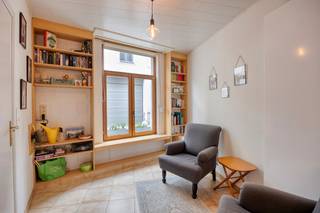 Charmante maison de ville au cœur de Malines, située au calme, à quelques pas de De Bruul, du Kruidtuin et de la Vleeshalle. Vous pourrez y profiter de tous les avantages de la vie citadine sans renoncer à la paix et à la convivialité.La maison offre un aménagement pratique avec un hall d'entrée avec toilettes et armoire intégrée au rez-de-chaussée, un espace polyvalent actuellement équipé en bibliothèque, une cuisine, un espace de vie confortable avec beaucoup de lumière et une cour confortable où vous pourrez vous détendre.Au premier étage, il y a une chambre spacieuse et une élégante salle de bain avec baignoire, douche à l'italienne et toilettes qui a été entièrement rénovée en 2024. Un nouveau chauffage central a également été installé dans la maison.De plus, la maison dispose d'un grenier spacieux et lumineux pouvant être transformé en une ou même deux chambres supplémentaires, idéal pour ceux qui souhaitent donner leur propre empreinte à la maison.De plus, avec un score EPC C, il n'y a aucune obligation de rénovation, vous pouvez donc emménager sans soucis tout de suite et le personnaliser étape par étape selon vos goûts.Vous pouvez consulter les conditions générales de Dewaele DIY sur dewaele.com.Registre des mesures: non