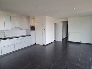 Magnifique appartement situé en plein centre-ville, dans la résidence Walter Vilain.<br />Agencement : entrée avec penderie encastrée et meuble à chaussures, toilettes séparées et vidéophone.<br />Spacieux salon avec cuisine ouverte. Débarras avec branchements pour lave-linge et sèche-linge.<br />De plus, l'appartement dispose d'une GRANDE terrasse sur le toit de pas moins de 75 m², accessible depuis le salon et les 3 chambres. Il y a une grande chambre avec possibilité de mettre un lit double et une grande armoire. Deux chambres pouvant accueillir des lits superposés, avec des armoires encastrées. Salle de bains spacieuse avec douche à l'italienne et WC. Meuble de salle de bains avec placard séparé. <br />Possibilité de louer un garage spacieux au niveau -2, accessible par ascenseur pour voitures