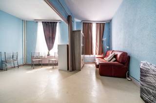 Info &amp; bezichtigingen: maxime.l@weinvest.be of 02 315 77 22<br /><br />Opbrengstpand – 3 woonverdiepingen – 6 studio's (feitelijke situatie) / 3 appartementen (rechtmatige situatie).<br /><br />In de buurt van Tour &amp; Taxis en het Sint-Jan-Baptistplein biedt We Invest Brussel-West u de 1e, 2e en 3e verdieping van een gemengd gebouw uit 1930, momenteel ingericht als 6 studio's (twee per verdieping). Elke verdieping heeft een oppervlakte van ±40-45 m² en omvat momenteel woonkamers, slaapkamers en een gemeenschappelijke badkamer op de overloop (toilet op de 1e verdieping, douches op de 2e en 3e verdieping – indicatieve oppervlakten, niet-contractuele plannen).<br /><br />Drie van de zes studio's zijn verhuurd, wat een onmiddellijk inkomen oplevert en een stijgingspotentieel na renovatie en optimalisatie van de indeling. Kenmerken: collectieve gasverwarming, PVC-ramen met dubbele beglazing, aansluiting op de riolering, één meter voor gas/water/elektriciteit, elektriciteit niet conform, globale EPC G – 485 kWh/m²/jaar, 95 kg CO₂/m²/jaar, te renoveren gebouw.<br />​<br />Ideaal voor investeerders die op zoek zijn naar een pand om op te knappen in een wijk in ontwikkeling, dicht bij het openbaar vervoer, winkels en het stadscentrum. De koper moet zich bij de dienst Stedenbouw van Sint-Jans-Molenbeek informeren over de conformiteit en de mogelijkheden om de feitelijke situatie aan te passen.