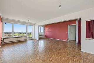 <p><span> </span></p><p><span>Op zoek naar een ruim appartement met een prachtig uitzicht én mogelijkheden om er helemaal je eigen plek van te maken? Dan is dit appartement op de 16de verdieping iets voor jou! Je krijgt er een grote, lichtrijke leefruimte, een slaapkamer, een heerlijk terras van 14 m² en een gunstig EPC B bij. Bovendien woon je hier vlakbij het Rivierenhof, met winkels en openbaar vervoer voor de deur.</span></p><p><span> </span></p><p><span>Met de lift zoef je naar de 16de verdieping, waar je het appartement binnenstapt in de inkomhal met een handige ingemaakte vestiairekast. Van hieruit wandel je door naar de grote leefruimte, waar meteen het prachtige uitzicht en de overvloed aan licht opvallen.</span></p><p><span> </span></p><p><span>Riante leefruimte met een uitzicht om bij weg te dromen</span></p><p><span>De woonkamer is met haar ca. 40 m² lekker ruim en heeft een mooie, doorlopende blokjesparket die voor een warme toets zorgt. Dankzij de grote raampartijen geniet je hier van heel wat natuurlijk licht en een indrukwekkend panorama over de groene omgeving. Plaats genoeg voor een grote zithoek, een gezellige eettafel én eventueel nog een bureauhoek. De houten plafondbekleding geeft een deel van de ruimte bovendien een leuke retrotoets. Oorspronkelijk telde het appartement twee slaapkamers, maar door één kamer bij de leefruimte te betrekken, werd die een pak groter. Wil je liever opnieuw twee slaapkamers? Dan kun je de oorspronkelijke indeling herstellen.</span></p><p><span>Links van de woonkamer vind je de aparte keuken, die aan vernieuwing toe is. Ze heeft een tegelvloer, beige keukenkasten, een dubbele spoelbak, koelkast en een fornuis met kookvuur en oven. Ook hier heb je een groot raam met een fantastisch uitzicht. Een ideale plek om op termijn een nieuwe keuken naar eigen smaak te installeren.</span></p><p><span> </span></p><p><span>Wakker worden met een panoramisch uitzicht</span></p><p><span>De slaapkamer ligt naast de leefruimte en heeft dezelfde warme blokjesparket. Ook hier zorgen de grote ramen voor veel licht en een prachtig zicht op het groen. Via de glazen deur stap je bovendien rechtstreeks het terras op. En dat terras is met zijn 14 m² een absolute troef! Het strekt zich uit over de volledige breedte van het appartement en is zowel vanuit de woonkamer als vanuit de slaapkamer toegankelijk. Een zalige plek om een gezellig zithoekje in te richten, wat planten te zetten en op grote hoogte te genieten van het weidse uitzicht.</span></p><p><span>De badkamer is, net als de keuken, wat gedateerd en heeft een ligbad met douche, een wit lavabomeubel met lades en een spiegelkast. Het toilet bevindt zich apart in de gang. Verder is er nog een handige berging in het appartement en een privékelderberging.</span></p><p><span> </span></p><p><span>Groen, winkels en openbaar vervoer vlakbij</span></p><p><span>Je woont hier op een centrale locatie aan de Turnhoutsebaan in Borgerhout, net buiten de stad en vlakbij Deurne-Zuid. Met het prachtige Rivierenhof en Park Groot Schijn in de buurt heb je heel wat groen binnen handbereik. Ideaal om te wandelen, joggen, fietsen of gewoon even uit te waaien. Ook op praktisch vlak zit je hier goed: winkels, supermarkten en andere voorzieningen zijn vlakbij en de tram stopt pal voor de deur. Met de Ring en verschillende grote invalswegen in de buurt ben je bovendien vlot onderweg, zowel richting Antwerpen-centrum als buiten de stad.</span></p><p><span> </span></p><p><span> </span></p>