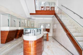 Dans l'un des endroits les plus centraux et emblématiques d'Anvers, sur la dynamique Komedieplaats, près de la Meir, de l'Operaplein et du...