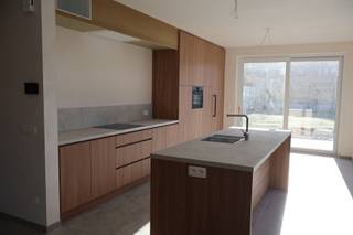 <strong>INDELING</strong><br /><strong>GELIJKEVLOERS</strong><br />Inkomhal met vestiarehoek. Toiletruimte met handenwasser.<br />Woonkamer met trap naar de 1ste verdieping en gedeeltelijk afgesloten bureauruimte/speelkamer.<br />Keuken met kookeiland voorzien van de volgende toestellen: vaatwasmachine, koelkast, vitro keramische kookplaat, afzuigkap en combi-oven.<br />Achterinkom. Berging/wasplaats met regenwaterpomp en aansluiting voor wasmachine en droogkast.<br /><br /><strong>1STE VERDIEPING</strong><br />Overloop met vaste trap naar de dakverdieping. Toiletruimte.<br />2 slaapkamers.<br />Badkamer met ligbad, douche en dubbel badkamermeubel.<br /><br /><strong>DAKVERDIEPING</strong><br />Overloop. Toiletruimte.<br />Technische ruimte met condensatieketel voor vloerverwarming en warmwaterbereiding en ventilatiesysteem type D.<br />2 slaapkamers.<br /><br /><strong>BUITEN</strong><br />Voortuin/oprit.<br />Tuin met terras en mogelijkheid tot plaatsen van tuinberging/carport.<br /><br /><strong>BIJZONDERHEDEN</strong><br />Kunststof ramen. Dubbele beglazing. Condensatieketel. Zonnepanelen. Vloerverwarming. Ventilatiesysteem type D. Regenwaterrecuperatie. Kruipruimte.<br /><br /><strong>POSITIEVE ASPECTEN</strong><br />Ideale ligging met zuidelijke tuin<br />Ruime gezinswoning<br />Ruime budgetten voor de afwerking<br />Op fietsafstand van centrum Hoogstraten (winkels, horeca, scholen,...)