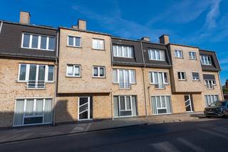 Knus dakappartement met mooi terras te Waarloos. Centraal en rustig gelegen nabij natuurgebied, invalswegen, E19 en winkels. In zeer goede staat, lichtrijk en instapklaar. Gelegen op de derde verdieping en lift tot de tweede verdieping. Aangename living met ruim terras en uitzicht op natuur, geïnstalleerde keuken, wasplaats/berging/technische ruimte, ruime slaapkamer en badkamer met douche.