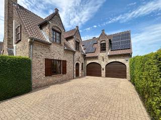 Charmante villa gebouwd in 1990 op een mooi perceel van 8 are in een rustige woonwijk van Hoeilaart. Woonkamer met open haard & eetkamer +/- 65...