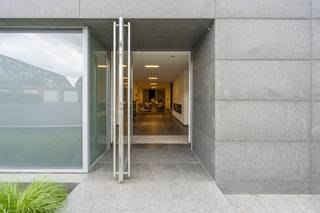 Bedrijfsgebouw op een totale grondoppervlakte van ca. 2.300 m² te koop in Lauwe. Bedrijfsgebouw bestaande uit een atelier van ca. 531 m², toonzaal...
