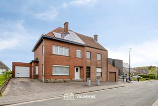 VALIMMAS verkoopt deze rustig en landelijk gelegen driegevelwoning met garage, terras en tuin.... Het gelijkvloers omvat een inkomhal, een living...