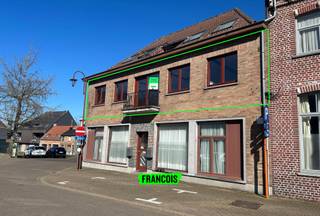 In het centrum van Aartrijke ligt dit ruime appartement met 3 slaapkamers, dicht bij de E403 en op loop- en fietsafstand van diverse lokale handelaars. Openbaar vervoer is ook gemakkelijk bereikbaar met bushaltes op loopafstand.<br /><br />Het appartement bestaat uit een lichte woonkamer met een open keuken, uitgerust met een keramische kookplaat, een oven, een afzuigkap, een spoelbak en een koelkast. Het appartement wordt aangevuld met drie slaapkamers, een badkamer met een enkele wastafel, een bad met douchegelegenheid en een apart toilet. Extra troeven: grote garagebox. Vanuit de slaapkamer is er toegang tot het terras.<br /><br />Er is dubbele beglazing met houten kozijnen en centrale verwarming op aardgas. Het appartement is voorzien van verlichting en uitgerust met gordijnen.<br /><br />Garage inclusief in de prijs en geen gemeenschappelijke kosten! <br /><br />Aarzel niet om vrijblijvend uw bezoek te plannen!<br /><br />