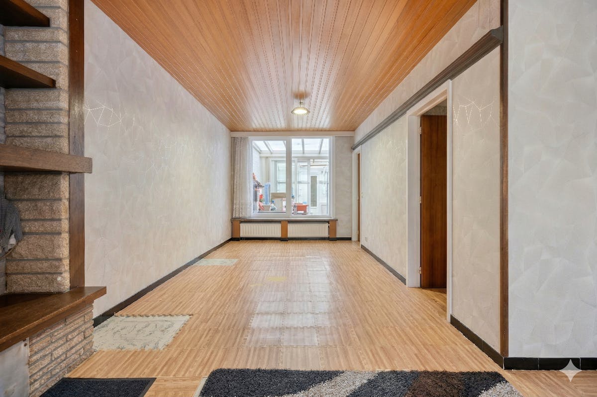 Ruime rijwoning met tuin en garage nabij centrum Izegem. - foto 5