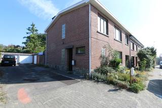 <strong>DUBBELE WOONST </strong>met <strong>ELK 3 SLAAPKAMERS</strong> voorzien van <strong>GROTE TUIN</strong> en veel <strong>TERRASSEN</strong>, veel <strong>PARKEERMOGELIJKHEDEN</strong>, zeer <strong>RUSTIG GELEGEN </strong>in de stadsrand.<br /><br />De eigendom bestaat uit twee aanpalende woningen (nrs. 7 en 9) met elk hun eigen inkom, leefruimtes en slaapkamers, terrassen en tuin maar die ook perfect tot één ruime gezinswoning kunnen worden samengevoegd.<br /><br />De ligging is een absolute troef, op wandelafstand van het stadscentrum, openbaar vervoer, en het natuurreservaat De Kevie, en op slechts enkele minuten van scholen, winkels en het ziekenhuis. Een rustige, groene omgeving met toch alle voorzieningen vlakbij.<br /><br /><strong>INDELING WONING nr. 7</strong><br /><br />+ inkomhal met toilet, <br />+ ruime living <br />+ ruime eetkeuken<br />+ tweede living met toegang tot koer en tot veranda<br />+ ruime binnenkoer met toegang tot garage<br />+ veranda met prachtig uitzicht op de diepe tuin.<br />+ zeer grote tuin<br />+ nachthal, 3 slaapkamers en badkamer op verdiep<br /><br />Vanuit de koer is er toegang tot een groot atelier met verdieping, momenteel ingericht met wasplaats. Deze ruimte biedt diverse mogelijkheden: garage, hobbyruimte, bureau, praktijk of atelier.<br /><br /><strong>INDELING WONING nr. 9</strong><br /><br />+ inkomhal met ruime vestiaire en apart toilet <br />+ grote living<br />+ aparte keuken met berging <br />+ veranda<br />+ groot terras of koer met toegang tot garage<br />+ garage met tuinberging en wasplaats en toegang tot een zonnige tuin (ca. 55 m²).<br />+ overloop, 3 slaapkamers en badkamer op verdiep<br /><br /><strong>TROEVEN</strong><br /><br />+ Rustige ligging op wandelafstand van centrum en natuur<br />+ Grote tuin met privacy<br />+ Dubbele woonst – ideaal als kangoeroewoning, samengevoegd gezin, of wonen + praktijk<br />+ Ruime parkeermogelijkheden<br />+ Veel potentieel om een unieke, karaktervolle woning te creëren<br />+ Nabij ziekenhuis – ideaal voor dokterswoning of beroepspraktijk aan huis<br /><br /><strong>OPMERKING</strong><br /><br />De woning is structureel in orde, maar vraagt grondige renovatie om te voldoen aan de huidige woonnormen en energieregelgeving. Een buitenkans voor wie houdt van ruimte, rust en karakter, en op zoek is naar een project met toekomstwaarde.<br /><br /><strong>INFO en BEZOEK 012 744 844 of info@goed-gevonden.be</strong>
