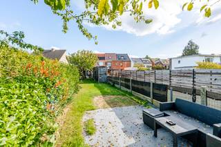 <p>Charmante halfopen woning in Dendermonde met ruime tuin en vlotte bereikbaarheid.</p>

<p>Deze halfopen bebouwing is gelegen in een aangename woonkern in Dendermonde, vlakbij scholen, openbaar vervoer, het treinstation en belangrijke invalswegen. De woning combineert een praktische ligging met comfortabele leefruimtes en een gezellige tuin. De recente ruime keuken vormt samen met de vernieuwde badkamer een grote meerwaarde voor wie op zoek is naar een instapklare woning. Dankzij de ruime kamers geniet u hier van veel wooncomfort voor het hele gezin. Extra handig zijn de parkeermogelijkheden voor de deur en de groene omgeving in de buurt.</p>

<p>Belangrijkste ruimtes:<br />• Inkomhal met toegang tot de leefruimtes.<br />• Ruime woonkamer (25 m²) met aangename lichtinval.<br />• Recente volledig ingebouwde keuken (20 m²) met inductiekookplaat, oven, combi-oven, vaatwasser, ontbijthoek en ingemaakte kasten.<br />• Praktische bergingen voor extra stockage.<br />• Badkamer (4 m²) met dubbele lavabo, inloopdouche en toilet.<br />• Slaapkamer (12 m²).<br />• Ruime slaapkamer (25 m²).<br />• Slaapkamer (15 m²).<br />• Gezellige tuin (210 m²) met voldoende buitenruimte om te ontspannen.</p>

<p>Troeven:<br />• Goede ligging nabij winkels, scholen, openbaar vervoer en invalswegen.<br />• Recente ruime keuken en vernieuwde badkamer.<br />• Gezellige tuin en parkeermogelijkheden voor de deur.</p>

<p>Neem vandaag nog contact op met je ERA-makelaar voor een bezoek. JOUW DROOMHUIS. ZO GEVONDEN!</p>