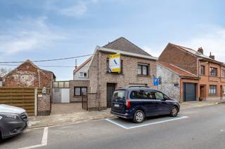 *** KIJKDAG 23/04 tussen 16u - 19u *** Op afspraak *** Te renoveren HOB met diverse bijgebouwen. De woning is gelegen in het centrum van Liedekerke, vlakbij diverse winkels/warenhuizen, scholen, openbaar vervoer, Liedekerke bos en het treinstation. Ze werd als volgt ingedeeld: op het gelijkvloers: een inkomhal, een lichtrijke leefruimte, een keuken, een toilet en wasplaats. De eerste verdieping omvat 1 ruime slaapkamer, 1 doorloopkamer naar de dressing en de badkamer. Mits enkele aanpassingen is het mogelijk om 3 slaapkamers te creëren. Bovendien beschikt men nog over een atelier (+- 40m²) en een afzonderlijke garage +- 35m². Verder is het heerlijk vertoeven op het ruime terras met zicht op de achterliggende tuin. Interesse? Aarzel niet ons te contacteren via Laurens@immoaccenta.be