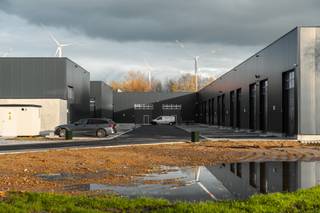 Deze loodsen zijn uiterst centraal gelegen op 3 minuten rijden van de E403 en beschikken over: - Bruikbare oppervlaktes tussen 117 m2 - Steeldeck...