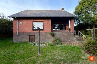 Rustig wonen in Beselare, met alle voorzieningen binnen handbereik? Deze ruime alleenstaande woning combineert een aangename ligging met tal van mogelijkheden. Er is <strong>geen renovatieverplichting </strong>van toepassing. De elektriciteit is niet conform; een offerte is in opmaak.<br /><br /><strong>Indeling van het pand </strong>
<ul>
	<li>Gelijkvloerse verdieping: inkomhal (9 m²), ruime en lichtrijke woon- en eetkamer (31 m²) met aansluitend de keuken (14 m²). De keuken is uitgerust met een koelkast, oven, kookplaat, dampkap en vaatwasser. Aansluitend is er nog een praktische berging (5 m²). Verder zijn er nog 2 slaapkamers (14-  10 m²) en badkamer (5 m²) met ligbad en enkelvoudig wasmeubel en een apart toilet. </li>
	<li>Eerste verdieping: nachthal (4 m²) met 2 slaapkamers (37 - 14 m², waarvan één nog kan ingericht worden in meerdere ruimtes). </li>
	<li>Kelderverdieping: volledig onderkelderd.</li>
</ul>
<br /><strong>Kenmerken </strong>

<ul>
	<li>Inpandige garage (20 m²) </li>
	<li>Regenwater </li>
	<li>Zuidwestgerichte tuin </li>
</ul>
<br />Benieuwd naar de indeling? Check zeker deze video.<br />Link: https://youtube.com/shorts/McHru7QbzsU?feature=share<br /><br />Meer informatie of een vrijblijvend bezoek?<br />Neem gerust <strong>vrijblijvend</strong> contact op met Eden.<br /><br />0470 43 78 21 of mail info@minthus.be <br /><br /> 