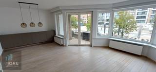 Charmant appartement met open zicht over het Alfred Verweeplein. <u>Indeling:</u> woonkamer met veel lichtinval uitgevend op een terras met open zicht over het plein, berging op het terras, halfopen ingerichte keuken, wasplaats/berging aansluitend op de keuken, gastentoilet, badkamer met douche en toilet, twee slaapkamers waarvan één met ensuite doucheruimte, berging op de -1. Contacteer ons vrijblijvend voor een bezoek en oordeel zelf!<br />Forfait gemeenschappelijke lasten: €100/maand.<br /><br /><span><strong>Tehuurstelling onder voorwaarden; Zie www.more.be, "bijlagen" en onder voorbehoud van beschikbaarheid.</strong></span><br /> 