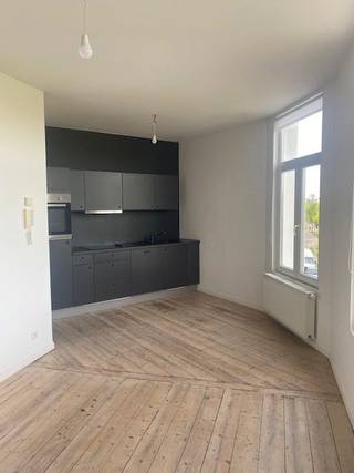 instapklaar gerenoveerd appartement Grote raampartijen geven een mooi zicht op park spoor noord.
Het appartement van 43m2 omvat Inkomhal, woonkamer met volledig uitgeruste open keuken met vitrokeramische kookplaat,dampkap, vaatwasser,koelkast met vriesvak en heteluchtoven.
De slaapkamer van 11 m2 met aansluitend een praktische badkamer met douce wastafel toilet handdoekdroger en aansl. voor wasmachine/droogkast. 
Het gebouw beschikt over een afgesloten fietsenstalling en een privé kelderruimte(4m2). 
Ideaal als eerste woning of voor studenten die op wandelafstand van AP hogeschool zitten en ook op fietsafstand van Universitiet Antwerpen. 
Er is ook ruim voldoende parkeergelegenheid voor de deur. cv op gas. Laag verbruik
Het appartement is niet bemeubeld foto's zijn indicatief.