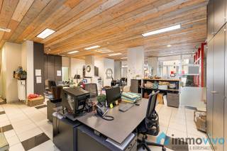 Algemeen:Handelsgelijkvloers (kantoorruimte) te koop op topligging in het hartje van Deurne en op wandelafstand van het Rivierenhofpark.Met een...