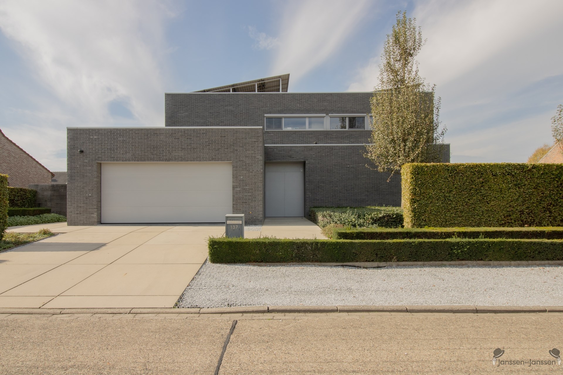 Spacieuse villa comprenant 5 chambres, 2 salles de bains, une piscine extérieure et un pool house située à