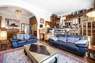 <div>
<p>Ontdek dit ruime appartement (±169 m²) met 4 slaapkamers en een uitgesproken eigen karakter in de zeer gewilde wijk Het Vogelgezang in Sint-Pieters-Woluwe, vlak bij Oudergem. Het appartement bevindt zich op de begane grond van een klein appartementencomplex en beschikt over een volledig onafhankelijke ingang (met veiligheidsslot), waardoor het de sfeer van een rustig gelijkvloers huis uitstraalt.</p>
<p>De ruime kamers en hoge plafonds vormen een van de grote troeven van dit pand. De woonruimte beslaat bijna 43 m², met een eetkamer van 18 m² en een zitkamer van 25 m², aangevuld met een charmante mezzanine van ± 7 m² die geschikt is als kantoor, speelruimte of multifunctionele hoek. De moderne keuken van ± 15 m², uitgerust met een prachtig Lacanche-fornuis, beschikt ook over een bijkeuken.</p>
<p>Aan de slaapzijde geeft een ruime hal toegang tot vier slaapkamers: 11, 11, 12 en 20 m², evenals een badkamer met dubbele wastafel en een apart toilet. De indeling is flexibel en biedt onder meer de mogelijkheid om een slaapkamer met eigen badkamer te creëren.</p>
<p>Twee kelders en een uitzonderlijke dubbele garagebox van bijna 40 m² maken het pand compleet, met daarnaast de mogelijkheid om een auto op de garagehelling te parkeren. EPC-klasse E, kozijnen met dubbele beglazing uit 2021, dak vernieuwd en geïsoleerd in 2025. Kosten ± 400 €/maand inclusief gemeenschappelijke kosten, verwarming en koud water. Elektriciteit moet aan de voorschriften worden aangepast.</p>
<p></p>
<p><b>Het pand</b></p>
<ul>
<li><b>Begane grond, klein, gezellig appartementencomplex</b> uit 1930</li>
<li><strong>Aparte ingang, „gelijkvloerse woning“</strong></li>
<li>Ruime kamers, <b>hoge plafonds</b> & karakter</li>
</ul>
<p><strong>Woonruimtes</strong></p>
<ul>
<li>Ruime hal van ca. 9 m² met opbergruimte en dubbele toegang tot de woonkamer</li>
<li>Eetkamer van <b>± 18 m²</b></li>
<li>Woonkamer van <b>± 25 m²</b></li>
<li>Prachtige <b>mezzanine van ± 7 m², kantoor, multifunctionele ruimte</b></li>
<li>Grote, moderne en hoogwaardige keuken van <b>± 15 m², ‘piano’-fornuis van Lacanche + bijkeuken</b></li>
<li>Ruime slaapgedeelte</li>
<li><b>4 slaapkamers</b>: 11, 11, 12 & 20 m²</li>
<li>Badkamer met <b>dubbele wastafel</b></li>
<li>Apart toilet</li>
<li>Mogelijkheid om een slaapkamer in te richten met een <b>eigen badkamer (momenteel inloopkast)</b></li>
</ul>
<p><b>Garage & opslagruimte</b></p>
<ul>
<li>Uitzonderlijke <b>dubbele garagebox van ± 40 m²</b></li>
<li>Momenteel gedeeltelijk ingericht als <b>fitnessruimte</b></li>
<li>Mogelijkheid om ook een voertuig op de helling van de garage te parkeren</li>
<li><b>2 extra kelders</b>, bereikbaar met de auto via de achterzijde van het gebouw</li>
</ul>
<p><strong>Technische gegevens</strong></p>
<ul>
<li>EPB: <b>E</b></li>
<li>Raamkozijnen <b>met dubbele beglazing uit 2021</b></li>
<li>Dak <b>vernieuwd en geïsoleerd in 2025</b></li>
<li>Collectieve stookolieverwarming uit 1996</li>
<li>Gemeenschappelijke waterontharder</li>
<li>Elektriciteit <b>niet conform</b></li>
<li>Kosten: ± <b>400 €/maand</b>, inclusief gemeenschappelijke kosten, verwarming en koud water</li>
</ul>
</div>