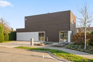 Stijlvolle villa met hoogwaardige afwerking in rustige woonwijk te Koningshooikt.<br /><br />In een aangename en kindvriendelijke woonomgeving, aan het einde van een doodlopende straat, bevindt zich deze open bebouwing uit 2012. De villa werd ontworpen met oog voor detail en comfort en is voorzien van verschillende moderne technieken, zoals een warmtepomp, vloerverwarming en -koeling en elektrische screens.<br /><br />Bij het betreden van de villa word je verwelkomd in de ruime inkomhal, die toegang biedt tot de leefruimte en de volledig uitgeruste open keuken. Dankzij de grote raampartijen geniet je hier van veel lichtinval en een prachtig uitzicht op de aangelegde tuin, het terras en het verwarmde zwembad. Aansluitend vind je een praktische en ruime berging en de inpandige garage. Tot slot is er helemaal achteraan in de woning een aparte badkamer en een technische ruimte voorzien voor het zwembad.<br /><br />Op de eerste verdieping bevinden zich drie ruime slaapkamers, een nachthal met ingemaakt schrijnwerk en een centrale badkamer.<br /><br />Wilt u deze moderne woning zelf ontdekken? Bekijk dan alvast de interactieve grondplannen via www.imovastgoed.be.<br />Een afspraak maken kan via 015 21 21 21 of olivier.lievens@imovastgoed.be.<br />Vraagt u zich af wat uw eigen woning waard is? Neem dan gerust contact op voor een gratis waardebepaling.