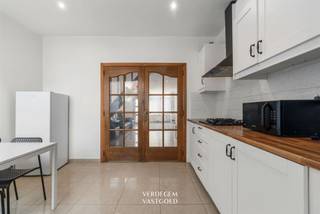 <p><span>Ligging<br /></span><span>Je vindt deze woning in de volkse en sterk opkomende wijk Meulestede. <br />De Oude Dokken, het Dampoortstation en het historische centrum liggen op een paar fietsminuten. <br />Winkels, scholen en openbaar vervoer zijn vlakbij. <br />Via de R40 en de R4 zit je snel op de grote invalswegen. <br />De straat is een zone 30.<br /><br /></span><span>Instapklare woning met ruime leefruimte en vier slaapkamers<br /></span><span>Via de inkomdeur kom je meteen in de leefruimte met ruimschoots plaats voor een zit- en eethoek. <br />De houten trap geeft de ruimte extra karakter. <br />Achter de dubbele glazen deur ligt de keuken met plaats voor een eettafel.<br />Via een doorgang loop je verder naar een tweede keukengedeelte met spoelbak en extra kastruimte. <br />De moderne badkamer beschikt over een inloopdouche, een lavabomeubel en een hangtoilet. <br />Achteraan is er een koer met een aparte berging.<br />Op de eerste verdieping vind je drie slaapkamers.<br />Op de tweede verdieping is er een grote zolderkamer.<br /><br /></span><span>Extra<br /></span><span>/ elektriciteit conform<br /><br /></span><span>Troeven<br /></span><span>/ opkomende woonbuurt<br />/ 4 slaapkamers<br />/ geen renovatieplicht<br /><br /><br /></span></p>