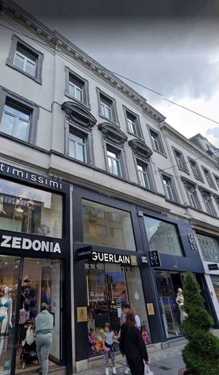 Volledig gerenoveerd kantoor van 224 m², ideaal gelegen op de prestigieuze Louizalaan in Brussel. * Oppervlakte: 224 m² * Volledig gerenoveerd *...