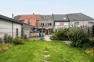 Te renoveren woning gelegen in Nieuwerkerken op de grens met Haaltert. Vlotte verbindingswegen naar E40 en het centrum van Aalst. <br /><br />De indeling is als volgt: Op het gelijkvloers vinden we een inkomhal, leefruimte met zithoek, keuken en badkamer. Aansluitend aan de keuken bevindt zich een veranda met zicht op de tuin. Vanuit de inkomhal brengt de trap ons naar de eerste verdieping met 3 ruime slaapkamers, alsook een vaste trap naar de zolder (met mogelijkheid tot uitbreiding).<br />Deze gesloten bebouwing met bouwjaar 1950 heeft naast de hoofdingang ook nog een handige zij-ingang die een ruime doorgang geeft naar de tuin.