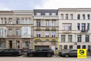 <h2><span>Entrepôt/garage unique d'environ 360 m² à vendre sur la Markgravelei </span></h2><p><span>Bienvenue dans cet espace de garage et d'entrepôt exceptionnellement spacieux d'environ 360 m², situé à un emplacement stratégique sur la Markgravelei. Un bien de cette superficie, avec un tel agencement et des possibilités d’utilisation aussi variées, est particulièrement rare à cet emplacement et offre une opportunité unique aux entrepreneurs, investisseurs et particuliers.</span></p><p><span>Derrière la magnifique façade authentique se cache un espace étonnamment vaste et polyvalent qui peut être aménagé entièrement selon vos propres souhaits. Pensez par exemple à une entreprise de construction locale, un installateur, un atelier, une collection de voitures de collection, un site de commerce en ligne, un espace de stockage, un atelier ou une combinaison de bureaux et d'espace de stockage.</span></p><h3><span>Vaste rez-de-chaussée</span></h3><p><span>Le rez-de-chaussée offre une superficie d’environ 218 m² et a récemment été doté d’un nouveau sol en béton, ce qui permet de limiter les travaux de rénovation à cet étage.</span></p><p><span>L'accès se fait par un portail automatique d'environ 3,80 m de large et 2,20 m de haut, ce qui permet un accès aisé aux véhicules, au matériel et aux marchandises. Cet espace ouvert peut être aménagé entièrement selon les besoins du nouveau propriétaire.</span></p><h3><span>Espaces supplémentaires aux étages</span></h3><p><span>Au premier étage, d’une superficie d’environ 80 m², se trouvent trois pièces. Une partie de celles-ci est déjà revêtue de plaques de plâtre et peut être aménagée et optimisée selon vos goûts. Ces espaces se prêtent parfaitement à l’aménagement de bureaux, de salles de réunion, d’ateliers ou d’espaces de travail auxiliaires.</span></p><p><span>Le deuxième étage, d’une superficie d’environ 62 m², comprend également trois pièces. Cet étage offre lui aussi de nombreuses possibilités et peut parfaitement être aménagé en espace de bureau, atelier, local de stockage ou espace polyvalent.</span></p><p><span>Les deux étages sont équipés du chauffage et disposent déjà de sanitaires avec toilettes. Il est en outre possible d’aménager une cuisine et/ou une salle de bains.</span></p><p><span>La combinaison d’un charme authentique, d’une superficie exceptionnelle, d’un accès pratique, de plusieurs étages et de possibilités d’utilisation polyvalentes fait de ce bien une offre exceptionnelle.</span></p><p><span> </span></p><h3><span>Les atouts en bref</span></h3><ul><li><span>Immeuble unique et rare situé sur la Markgravelei</span></li><li><span>Surface totale d’environ 360 m²</span></li><li><span>Nouveau sol en béton au rez-de-chaussée</span></li><li><span>Porte automatique d’environ 3,80 m de large et 2,20 m de haut</span></li><li><span>Toitures en bon état</span></li><li><span>Installation électrique conforme</span></li><li><span>Sans amiante</span></li><li><span>Installations sanitaires déjà en place</span></li><li><span>Nombreuses possibilités d'utilisation : entreprise, atelier, entrepôt, e-commerce, bureaux, voitures de collection, entreprise de construction, travaux d'installation…</span></li><li><span>Un local pouvant être aménagé selon vos propres souhaits</span></li></ul><p><span> </span></p><p><span>Une opportunité unique dans un emplacement stratégique sur la Markgravelei pour ceux qui recherchent de l'espace, de la flexibilité et des possibilités.</span></p>