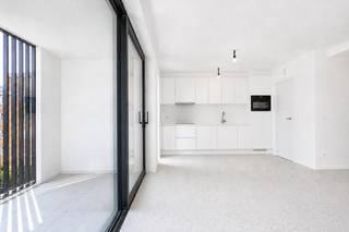 <strong>LICHTRIJK NIEUWBOUWAPPARTEMENT MET TERRAS OP TOPLOCATIE</strong><br /><br />Dit prachtig nieuwbouw 1-slaapkamerappartement op de Graaf de Smet de Naeyerlaan biedt modern wooncomfort op een uitstekende locatie.<br />Dankzij de grote raampartijen geniet het appartement van een aangename lichtinval en een ruimtelijk gevoel. De leefruimte sluit aan op het gezellige terras, ideaal om te ontspannen. Verder beschikt het appartement over een stijlvolle keuken, comfortabele slaapkamer en moderne badkamer met een regendouche.<br />Gelegen op een toplocatie: rustig wonen nabij het groen, maar toch vlak bij het stadscentrum van Oostende. Extra troeven zijn de gemeenschappelijke fietsenberging en de onmiddellijke beschikbaarheid.<br /><br /><strong>Praktische informatie: </strong><br />- onmiddelijk beschikbaar<br />- nieuwbouw<br />- provisie op vaste kosten: 60 euro per maand<br />- gemeenschappelijke fietsenberging