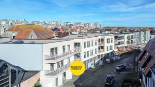 Residentie “Ace” is een stijlvol en exclusief nieuwbouwproject in het levendige centrum van Wenduine (De Haan). Dit kleinschalige project telt slechts acht ruime, luxueus afgewerkte appartementen, ontworpen voor wie comfort, kwaliteit en rust weet te waarderen.<br /><br />Maak kans op 6% BTW<br /><br />De eerste appartementen zijn reeds opgeleverd. Ook in dit project kan men genieten van het verlaagde BTW-tarief van 6%. U heeft bovendien nog de mogelijkheid om uw afwerking volledig te personaliseren via de toonzalen van VERHELST, ALSAN en KASTER Keukens.<br /><br />Ruimte, licht en royale terrassen<br /><br />De appartementen beschikken over twee slaapkamers en variëren in oppervlakte van 115 tot 120 m². Elk appartement is voorzien van een ruim terras tot 20 m², ideaal om te genieten van de groene omgeving en de frisse zeelucht. De architectuur combineert tijdloze elegantie met maximaal wooncomfort.<br /><br />Hoogwaardige materialen & duurzame afwerking<br /><br />Residentie “Ace” werd ontworpen met bijzondere aandacht voor detail, kwaliteit en duurzaamheid. De combinatie van EPDM-dakbedekking, hoogwaardige baksteen en ecologische Wienerberger-materialen garandeert een stijlvolle én duurzame uitstraling. Daarnaast beschikt het gebouw over een gemeenschappelijk, betegeld zonneterras van 75 m² in een verfijnde Off White-afwerking.<br /><br />Energiezuinig en toekomstgericht wonen<br /><br />Dankzij een geothermische warmtepompinstallatie met vloerverwarming behaalt Residentie “Ace” een gunstig E-peil tussen 31 en 40. Voor wie nog verder wil investeren in energie-efficiëntie, zijn zonnepanelen optioneel beschikbaar.<br /><br />Topligging op 500 meter van zee<br /><br />Wonen in Residentie “Ace” betekent wonen op een uitstekende locatie, op slechts 500 meter van strand, duinen en bos. U geniet hier van een perfecte balans tussen natuur, ontspanning en bereikbaarheid. Binnen het project zijn groenvoorzieningen en parkeermogelijkheden voorzien, met de optie tot aankoop van een private staanplaats en/of berging.<br /><br /> 6% BTW mogelijk<br />Bij aankoop kunt u – mits naleving van de wettelijke voorwaarden – nog genieten van het verlaagde BTW-tarief van 6%:<br />- Aankoop op persoonlijke titel<br />- Minstens 50% eigen bewoning<br />- Inschrijving op het adres zodra bewoonbaar<br />- Enige en eigen woning<br />Deze voorwaarden gelden gedurende minstens vijf jaar<br /><br />Uw kans op exclusief kustwonen<br /><br />Residentie “Ace” combineert luxueus wonen, energiezuinig comfort en een topligging aan zee. Een unieke opportuniteit voor eigen bewoning of een duurzame investering aan de Belgische kust.<br /><br />👉 Meer info: www.residentie-ace.be