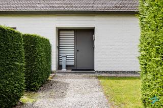 Deze goed gelegen en uitstekend onderhouden bungalow bevindt zich in een groene omgeving op de grens van De Pinte en Sint-Martens-Latem. Dankzij de praktische indeling, het overvloedige lichtinval en het feit dat alle woonfuncties zich op het gelijkvloers bevinden, biedt deze woning een bijzonder aangenaam wooncomfort.<br /><br />De ligging is een absolute troef: vlotte verbindingen naar de E40, E17 en andere invalswegen, op wandelafstand van trein en bus en in de onmiddellijke nabijheid van winkels, scholen, ontspanningsmogelijkheden, wandel- en fietsroutes.<br /><br />Indeling: inkomhal met gastentoilet, ruime en lichtrijke leefruimte met zit- en eethoek, moderne halfopen keuken, ruime berging, 3 slaapkamers en een badkamer met bad/douche en dubbele lavabo. Daarnaast beschikt de woning over een inpandige garage en een zolderruimte.<br /><br />De woning staat op een perceel van 627 m² en beschikt over een verzorgde, zuidoostgerichte tuin met verschillende zonnige zithoeken, een jacuzzi en een visvijver (niet vergund).<br /><br />Troeven<br /><br />Ruime, instapklare bungalow<br />Mooie en rustige ligging<br />Zuidoostgerichte tuin<br />Inpandige garage<br />Praktische zolderruimte<br />Vlotte bereikbaarheid en nabij alle voorzieningen<br /><br />Bezoekdag 13/06 uitsluitend op afspraak<br />Contacteer Simon Coens via simon@cornelis-goeman.be, 0478/206.774 of schrijf u in via de website van Cornelis & Goeman