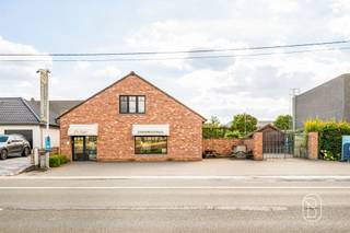 Op een strategische locatie tussen Vichte en Deerlijk, vlak bij het centrum van Vichte, bevindt zich Sandwichbar De Jager. Deze goed draaiende broodjeszaak wordt aangeboden in combinatie met een ruim bovenliggend appartement van maar liefst 125 m². Een interessante opportuniteit voor wie ondernemen en wonen op één locatie wil combineren.De handelsruimte is volledig ingericht en beschikt over een professionele keuken met de nodige apparatuur voor een efficiënte uitbating. Het gezellige zitgedeelte biedt plaats aan ongeveer 30 personen en is voorzien van airconditioning. Voor de volledige inboedel wordt een bijkomend bedrag van €75.000 gevraagd.Boven de handelszaak bevindt zich een verrassend ruim appartement van 125 m². Dit omvat een grote slaapkamer, ruime leefkeuken, gezellige woonkamer, badkamer met douche en lavabomeubel en twee praktische bergingen.Een grote troef is de flexibiliteit van het pand. Wie wonen en werken wil combineren, heeft zijn zaak letterlijk één verdieping lager. Daarnaast bestaat de mogelijkheid om voor het appartement een afzonderlijke toegang te voorzien, waardoor ook afzonderlijke verhuur mogelijkheden biedt.Deze combinatie van een commercieel goed gelegen handelszaak en ruime woongelegenheid in Vichte maakt van dit pand een veelzijdige opportuniteit voor ondernemers en investeerders.Interesse? Neem contact met ons op voor meer informatie of een bezoek ter plaatse.Te koop via Immo Beguin, jouw vastgoedexpert sinds 2009, met kantoren in Ronse, Waregem, Kortrijk, Deinze, Doornik, Lessines, Moeskroen en Nieuwpoort.