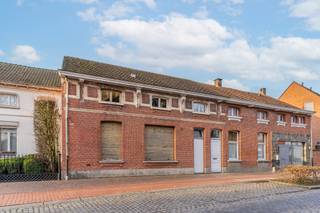 <p>Deze unieke karaktervolle woning met authentieke elementen is gelegen in het centrum van Gierle, op wandelafstand van winkels, bakker, openbaar vervoer en scholen.</p>
<p>De woning bevindt zich in te renoveren staat, maar net dat maakt haar zo interessant. <br />De woning bestaat op het gelijkvloers uit een inkomhal, polyvalente ruimte. De verdieping: keuken, slaapkamer en badkamer. Een absolute troef is de kelder, die tal van mogelijkheden biedt: extra bergruimte, een hobbyruimte of zelfs een wijnkelder.</p>
<p>De zuidgerichte tuin garandeert de hele dag zon en biedt privacy</p>
<p>Ook praktisch scoort deze woning bijzonder sterk. Scholen, openbaar vervoer, bevinden zich op wandelafstand en belangrijke snelwegen op slechts enkele minuten. Winkels, ontspanning en restaurants zijn vlot bereikbaar, wat het dagelijkse leven bijzonder comfortabel maakt.</p>