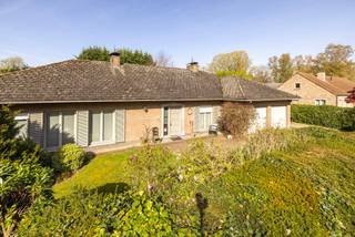 Rustig gelegen, te moderniseren woning op mooi perceel van 1.365 m²! Ontdek deze gelijkvloerse woning gelegen nabij het centrum van...