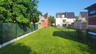 <p><strong>Bouwgrond in Eeklo - Uitstekende Gelegenheid voor Uw Droomhuis</strong></p><p>Wij presenteren u een aantrekkelijke bouwgrond gelegen in Eeklo, een levendige gemeente in Oost-Vlaanderen. Dit perceel biedt u de perfecte kans om uw eigen woning naar wens te ontwerpen en te bouwen.</p><p><strong>Locatie &amp; Bereikbaarheid</strong></p><p>De grond is strategisch gelegen in de Lekesstraat, met uitstekende verbindingen naar het centrum van Eeklo en omliggende gemeenten. De rustige en  goede vlotte bereikbaarheid via de nabij gelegen hoofdwegen maakt deze locatie ideaal voor werkende gezinnen en ondernemers.</p><p><strong>Omgeving</strong></p><p>U bevindt zich in een rustige, groene woonwijk met een mix van moderne en gevestigde woningen. De buurt biedt een uitstekend evenwicht tussen stedelijke voorzieningen en landelijke rust. Scholen, winkels en andere dagelijkse voorzieningen bevinden zich op korte afstand.</p><p><strong>Bouwmogelijkheden</strong></p><p>Dit bouwterrein biedt uitstekende mogelijkheden voor residentiële ontwikkeling. Met voldoende ruimte kunt u een moderne, energiezuinige woning realiseren die aansluit bij uw persoonlijke wensen en behoeften.</p><p><strong>Waarom Kiezen voor Dit Perceel?</strong></p><p>Een bouwgrond is een waardevolle investering in uw toekomst. U heeft volledige vrijheid in het ontwerp en de inrichting van uw nieuwe woning, terwijl u profiteert van een gevestigde en welkome buurtgemeenschap.</p><p>Neem vandaag nog contact met ons op voor meer informatie en een persoonlijke bezichtiging.</p><p>Contacteer Bert voor meer info via email naar Bert@maximm.be en telefonisch 0496/332.456.</p>
