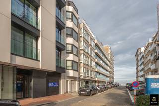 Appartement lumineux et élégant avec une vaste terrasse ensoleillée et une vue mer latérale, situé à un emplacement d’exception à proximité...
