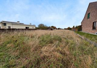 In de landelijke Veldstraat te Glabbeek bevindt zich deze prachtig gelegen bouwgrond van 10a 31ca, bestemd voor een vrijstaande ééngezinswoning. De rustige, groene omgeving biedt rust en privacy, terwijl voorzieningen vlot bereikbaar zijn. De centrale ligging zorgt bovendien voor een goede verbinding richting Tienen, Diest en Leuven.<br /><br />De bouwvoorschriften laten toe om een woning op te trekken met maximaal twee volwaardige bouwlagen. De bouwlijn ligt op 12 meter, met een bouwdiepte van 15 meter op het gelijkvloers en 12 meter op de verdieping. Hierdoor is er voldoende ruimte voor een comfortabele en moderne gezinswoning met een aangename tuin.<br /><br />Dankzij de landelijke ligging, het ruime perceel en de bouwmogelijkheden vormt dit perceel de ideale plek voor wie droomt van wonen in een groene, kindvriendelijke omgeving met een vlotte bereikbaarheid.<br /><br />Interesse of vragen? Neem contact op met Thomas via thomas@sophimo.be of +32 499 22 99 24 voor meer informatie of de volledige stedenbouwkundige voorschriften.