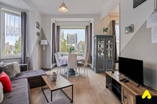 Découvrez cet appartement d'angle très chaleureux et récemment rafraîchi avec deux chambres. Cette propriété confortable, bénéficiant d'un label PEB D très favorable, est située directement dans le centre de De Panne et combine un emplacement idéal avec un excellent potentiel locatif, actuellement aménager pour 6 personnes.<br />L'appartement est actuellement en location de vacances avec un taux d'occupation très élevé, ce qui en fait un investissement intéressant.<br />L'aménagement est pratique et fonctionnel :
<ul>
<li>Un séjour avec énormément de luminosité (grâce à l'emplacement d'angle et aux grandes fenêtres). Le coin salon est aménagé avec goût.</li>
<li>Une cuisine pratique et compacte qui est bien équipée (comme visible sur la photo avec four, plaque de cuisson et lave-vaisselle).</li>
<li>Deux chambres très spacieuses.</li>
<li>Une salle de bain pratique avec cabine de douche, toilettes et meuble-lavabo.</li>
<li>Un débarras intérieur spacieux.</li>
</ul>
La propriété est équipée d'une nouvelle installation électrique et d'un chauffage au gaz naturel.<br /><br /><u><strong>ATOUTS:</strong></u>
<ul>
<li>Appartement d'angle récemment rafraîchi</li>
<li>Taux d'occupation très élevé en location de vacances</li>
<li>Label PEB D très favorable et nouvelle installation électrique</li>
<li>Pas des charges syndic mensuelles!</li>
<li>Séjour avec énormément de luminosité et deux chambres spacieuses</li>
</ul>