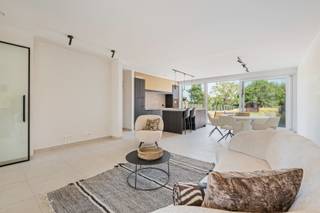 KOOP AAN VOOR 30/09/2026 EN ONTVANG EEN AANZIENLIJKE KORTING OP UW AANKOOPKOSTEN.<br /><br />Meer weten, boek uw afspraak en ontdek deze prachtige nieuwbouw 3 slaapkamer woning met prachtige tuin in de doodlopende Merelstraat te Oostrozebeke nabij alle dagdagelijkse winkels met voldoende parkeergelegenheid voor de deur.<br /><br />De woning is doordacht gebouwd met een aparte ruime doorgang die van voor aan de woning start en doorloopt tot aan de tuin en perfect dient als berging voor oa fietsen of voor directe toegang tot de tuin. Los van die doorgang heb je een voordeur waarbij je binnenkomt in een inkomportaal met apart toilet en een prachtige maatwerk vestiairekast en een stijlvolle steellook deur als sasdeur naar een ruime lichtrijke leefruimte.<br /><br />De leefruimte van ongeveer 50m² is voorzien van grote raampartijen en zicht op de tuin met een royale volledige geïnstalleerde leefkeuken met veel kastruimte en eiland met zitmogelijkheden. Vanuit het schuifraam heb je onmiddellijk toegang tot een reeds aangelegd waterdoorlatend terras van 24m² voorzien van verlichting, water en een stopcontact. Aan de andere zijde van de leefruimte aan de straatkant is een gezellige maatwerk bureauhoek voorzien.<br /><br />Via de trap kom je boven in een nachthal met toegang tot 3 ruime kamers, toilet en badkamer met zowel ligbad als douche met dubbele lavabo. De slaapkamers zijn volwaardige kamers van respectievelijk 15,3m² met aansluitend een ruimte voor dressing van 3,6m², de tweede kamer is ook nog 15,2m² en de 3de kamer 12,8m², daarnaast is de badkamer ook nog eens 9,2m².<br /><br />Wanneer er nog nood is aan opbergruimte in de woning is er nog een zolder van 44m² waar er los van de technieken nog meer dan ruimte genoeg is. De zoldervloer is volledig in OSB-platen afgewerkt, er zijn 2 veluxen voor natuurlijke lichtinval en er is ook verlichting aanwezig.<br /><br />De vloerverwarming is aangedreven door een warmtepomp en er is maar liefst 2.800 WP aan zonnepanelen voorzien wat resulteert in een E-peil van 20 en er is een regenwaterput van 10.000L. In de ruime diepe tuin staat nog een tuinhuisje dat door de vorige eigenaar werd gebruikt als tuinberging voor zijn groenten tuin.<br /><br />In de gepubliceerde prijs is alles van afwerking inbegrepen, zijnde:<br />* Alle maatwerk in de woning (vestiairekast en bureauhoek)<br />* 2.800 WP aan zonnepanelen (1.800 WP extra gelegd om een beter E-peil van 20 te scoren ipv de voorziene 30)<br />* Volledig afgewerkt terras buiten<br />* Alle verlichting (gelijkvloers, verdieping, zolder en gevelverlichting voor- en achter)<br /><br />Voor meer info en individueel plaatsbezoek, contacteer Peter (BIV 510.335) op 0495 511 391 of peter@therockrealestate.be. Tot binnenkort!