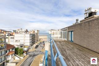 Penthouse te koop in Koksijde – instapklaar &amp; uniek terras van 100m²
<p>Dit lichtrijke duplex-penthouse van 94m² biedt een uitzonderlijke woonbeleving aan de Belgische kust. Met twee slaapkamers, een ruime leefruimte en een moderne afwerking is dit appartement volledig instapklaar. Het absolute pronkstuk is het indrukwekkende terras van maar liefst 80m², waar u in alle rust kan genieten van zon en zeezicht. Gelegen op een centrale en toch rustige locatie in Koksijde, op wandelafstand van strand, winkels en restaurants, combineert dit penthouse comfort met een unieke buitenruimte.<br /><br />Troeven : </p>
<ul><li>Zongericht! </li><li>Lateraal zeezicht! </li><li>Ruim terras! </li></ul>
Meer informatie? Contacteer ons op 058 51 23 23 of op christian@eraservimo.be<br />