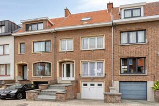 <p><strong>Ruime, te renoveren woning</strong> met een bewoonbare oppervlakte van <strong>230 m²</strong>, <strong>3 slaapkamers</strong>, een <strong>inpandige garage</strong>, een <strong>onderhoudsvriendelijke tuin</strong> en een <strong>rustige ligging in een doodlopende straat</strong>. <strong>Waterscore: A/A.</strong></p>
<p>Het gelijkvloers omvat een inkomhal, een apart gastentoilet, een lichtrijke woonkamer en een keuken. Vanuit de keuken heeft u rechtstreeks toegang tot het terras en de tuin.</p>
<p>Op de eerste verdieping bevinden zich een nachthal, drie slaapkamers (twee ruime en één kleinere slaapkamer) en een badkamer.</p>
<p>De zolder is bereikbaar via een zolderluik en biedt de mogelijkheid om extra slaapkamers of een hobbyruimte te creëren.</p>
<p>Daarnaast is de woning volledig onderkelderd. De kelderverdieping beschikt over een inpandige garage en meerdere praktische berg- en stockageruimtes. Ook vanuit de kelder heeft u rechtstreeks toegang tot het terras en de tuin.</p>
<p>Buiten geniet u vooraan van een oprit en achteraan van meerdere terrassen en een onderhoudsvriendelijke tuin, ideaal om in alle rust te ontspannen.</p>
<p>De woning geniet bovendien van een uitstekende ligging met een vlotte verbinding naar de <strong>E314</strong>, <strong>E40</strong>, het station, winkels, scholen, restaurants en andere voorzieningen.</p>
<p><strong>Interesse?</strong> Contacteer Laurens via <strong>laurens@immogve.be</strong> of <strong>0496 07 89 48</strong> voor meer informatie of een bezoek ter plaatse.</p>