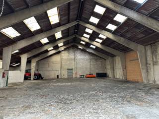 Te huur: functionele loods in IzenbergeDeze ruime loods is gelegen in het dorp van Izenberge en biedt een oppervlakte van 569 m².De loods is...