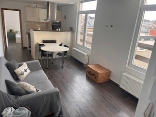 Garage - Parking, Garage, Oostende<br /><br />Dans la ville animée d'Ostende, un garage-parking fonctionnel est essentiel. Que vous soyez un résident se rendant quotidiennement au travail ou un touriste visitant la ville.<br /><br />Ce garage, situé en plein centre d'Ostende, bénéficie d'un emplacement de choix et est facilement accessible par la voie de passage de la rue Koningsstraat. Il est proche des magasins et des restaurants, ainsi que du "top" de la digue.<br /><br />Ce garage peut accueillir la plupart des voitures, comme la plupart des SUV ou des breaks.<br /><br />Comme on dit à Ostende : "c'est pour les rapides".